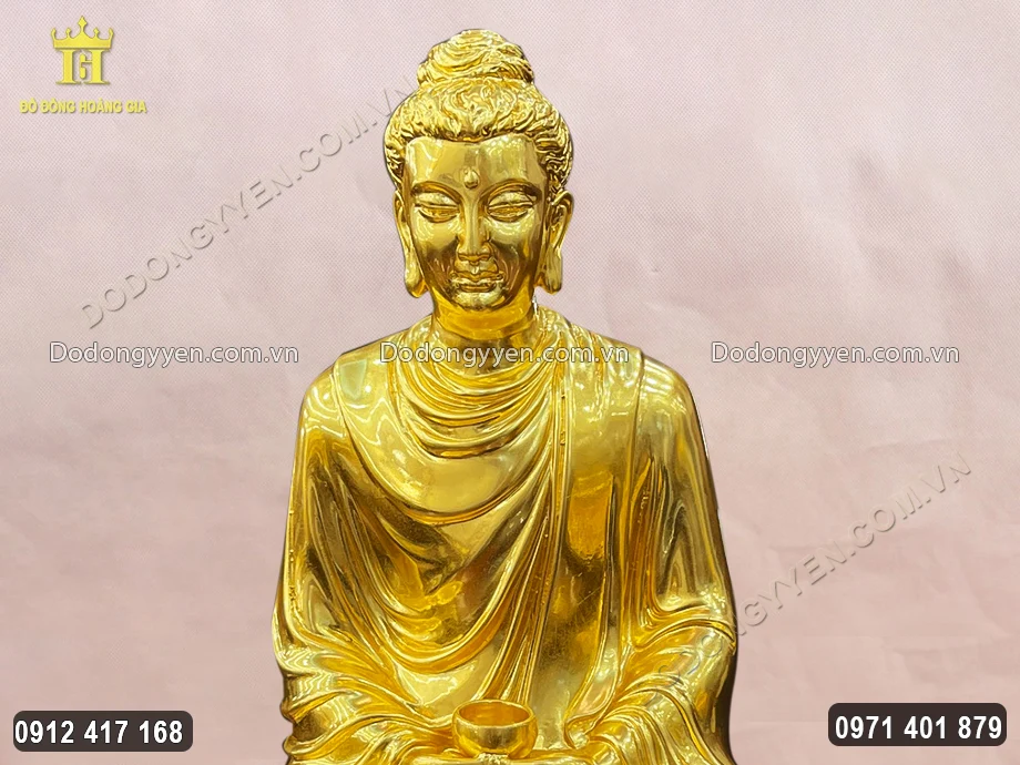Diện mặt của Đức Phật được chạm khắc tr&ograve;n đầy, ph&uacute;c hậu